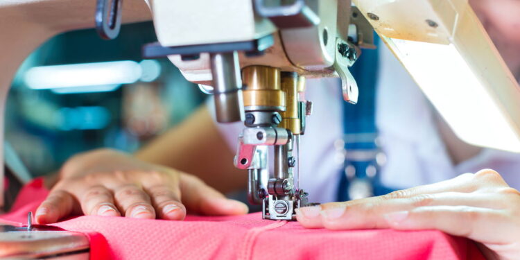 Curso gratuito de costura industrial transforma vidas no DF