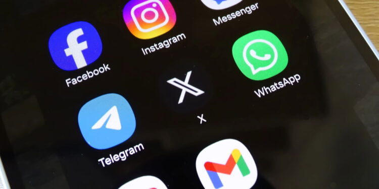 Como usar redes sociais para encontrar promoções e economizar!