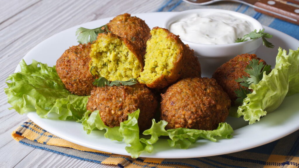 Conheça a origem milenar do falafel o rei da comida de rua do Oriente Médio!