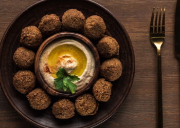 Conheça a origem milenar do falafel o rei da comida de rua do Oriente Médio!