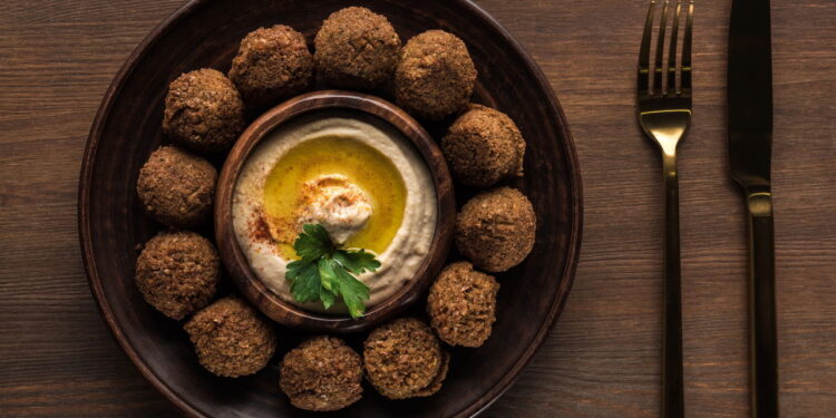 Conheça a origem milenar do falafel o rei da comida de rua do Oriente Médio!