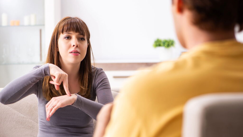 Curso gratuito de Libras abre vagas no Rio com certificado incluso