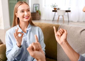 Curso gratuito de Libras abre vagas no Rio com certificado incluso