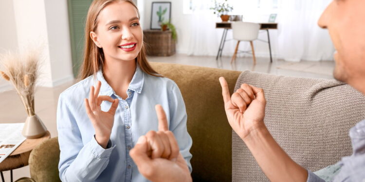 Curso gratuito de Libras abre vagas no Rio com certificado incluso