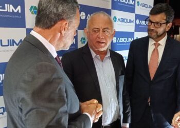 Daniel Almeida, da  Frente Parlamentar da Química conversa com Carlos Henrique Passos, presidente da Federação das Indústrias da Bahia (FIEB) e com o presidente executivo da Abiquim André Passos Cordeito (Foto: Maurílio Goeldner)