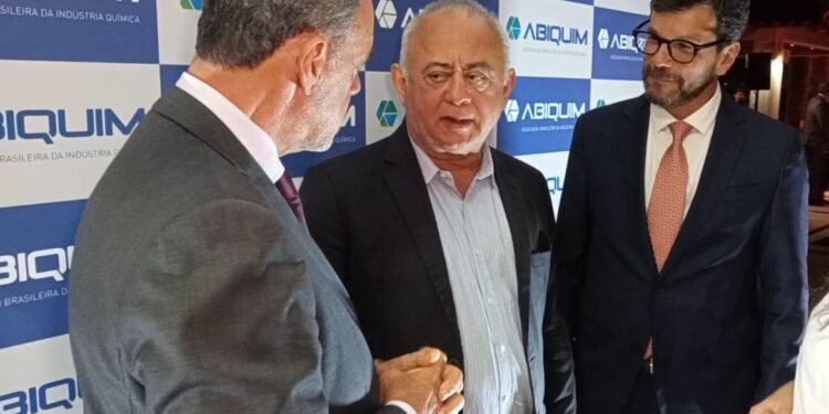 Daniel Almeida, da  Frente Parlamentar da Química conversa com Carlos Henrique Passos, presidente da Federação das Indústrias da Bahia (FIEB) e com o presidente executivo da Abiquim André Passos Cordeito (Foto: Maurílio Goeldner)