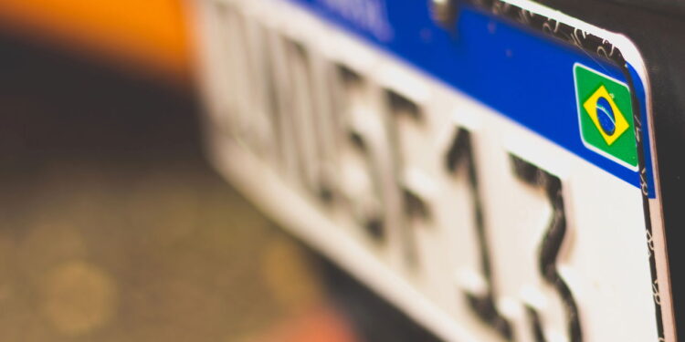 Multa e pontos? Veja o que não fazer com a placa do carro