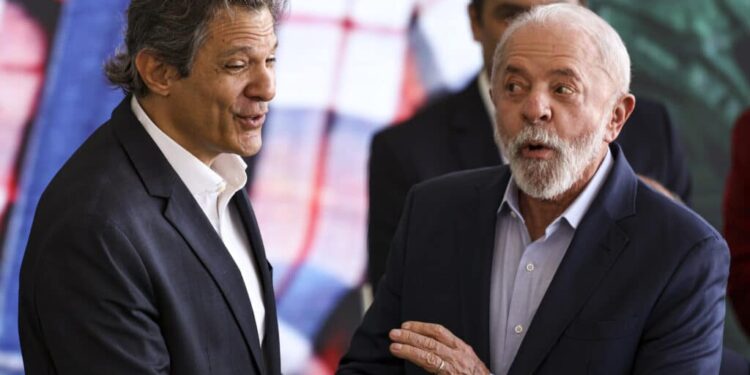 Brasília (DF), 01/07/2025 - O ministro da Fazenda, Fernando Haddad, e o presidente Luiz Inácio Lula da Silva participam do lançamento do Plano Safra 2025/26, no Palácio do Planalto. Foto: Marcelo Camargo/Agência Brasil