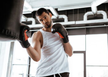 Os incríveis benefícios de socar um saco de boxe para o corpo e a mente!