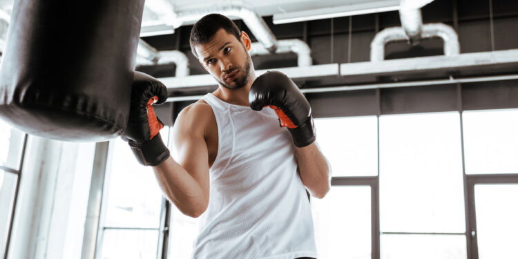 Os incríveis benefícios de socar um saco de boxe para o corpo e a mente!