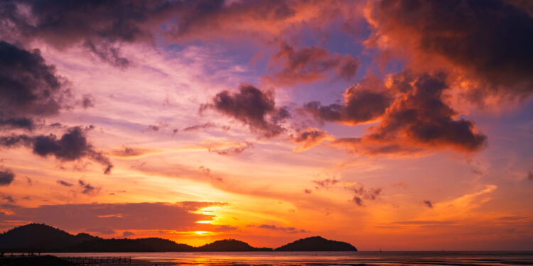 O verdadeiro motivo por trás das cores do céu no entardecer