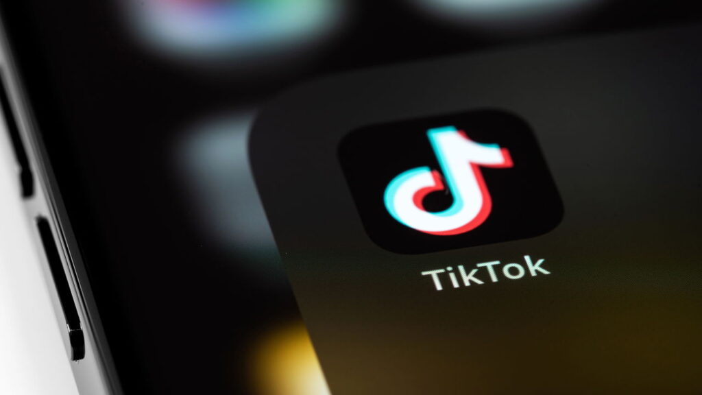 Como o TikTok decide quais vídeos vão bombar no For You