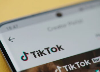 Como o TikTok decide quais vídeos vão bombar no For You