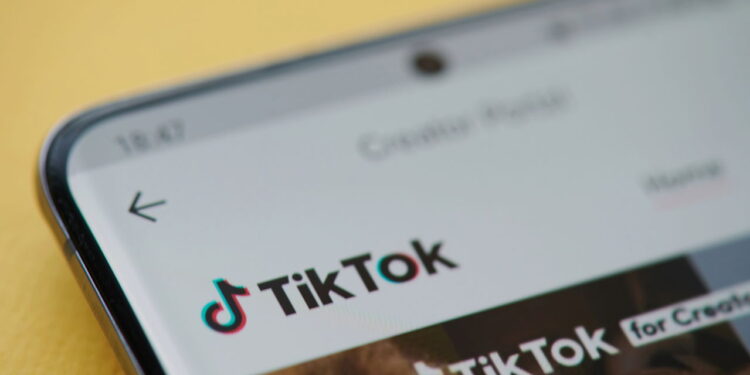 Como o TikTok decide quais vídeos vão bombar no For You
