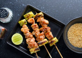 Saiba a origem do yakitori o petisco perfeito dos bares japoneses!