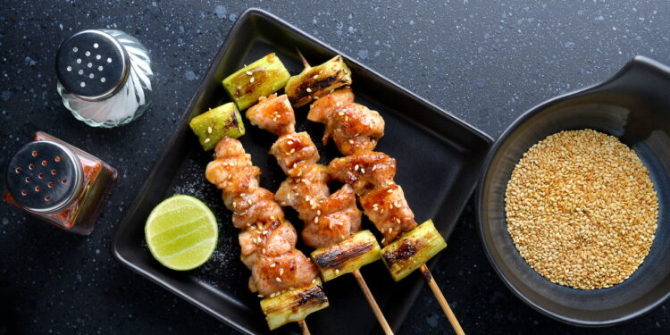 Saiba a origem do yakitori o petisco perfeito dos bares japoneses!