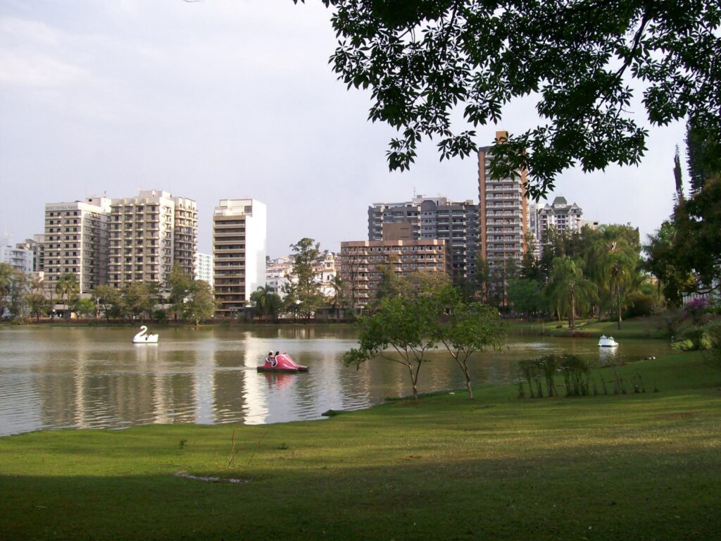 Cidade mineira oferece relaxamento imediato com águas termais e natureza exuberante