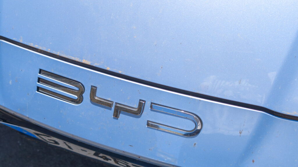 BYD se consolida como gigante mundial com lucro e vendas recordes!