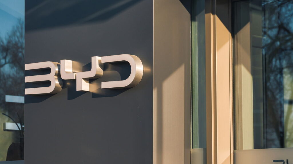 BYD se consolida como gigante mundial com lucro e vendas recordes!