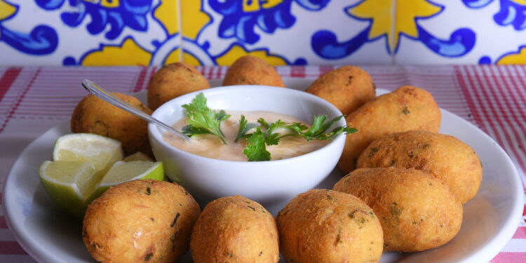 Conheça a origem do bolinho de bacalhau, uma tradição portuguesa!