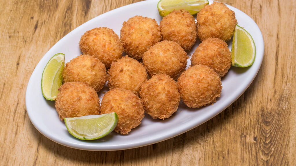 Conheça a origem do bolinho de bacalhau, uma tradição portuguesa!