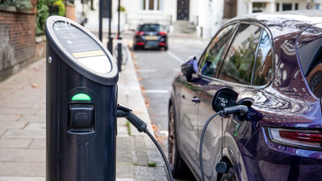 Venda de carros elétricos e híbridos dispara e frota atinge 500 mil!