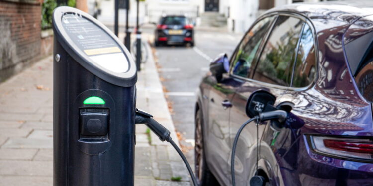 Estudo polêmico sugere o uso de máscaras ao carregar carros elétricos!
