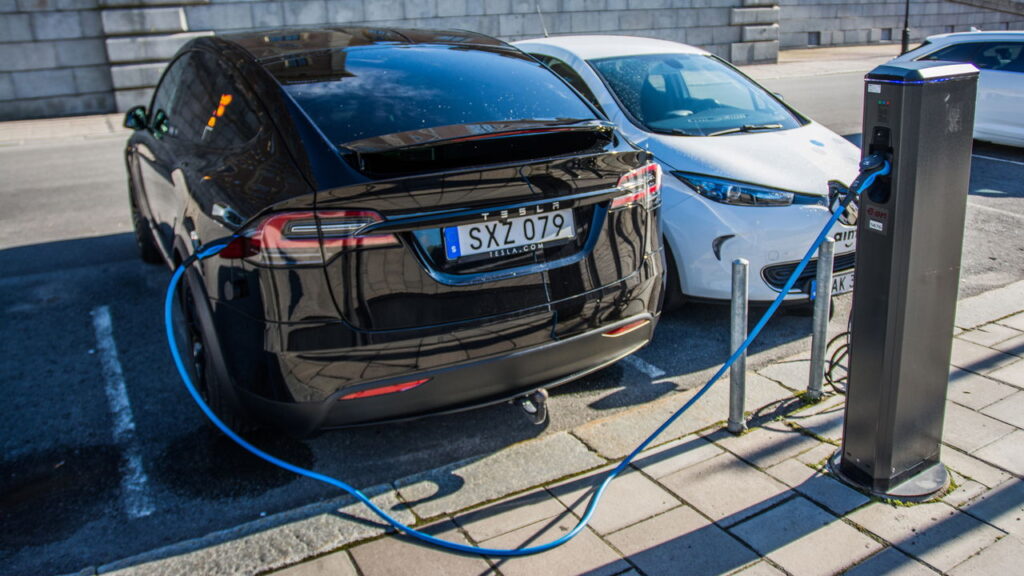 China revoluciona e permite 'tanque cheio' em carros elétricos em 3 minutos!
