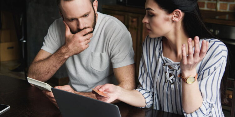 Como aproveitar os benefícios do cartão de crédito sem cair na bola de neve dos juros!