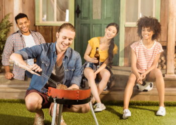 Como fazer um churrasco para os amigos gastando pouco! Veja as dicas