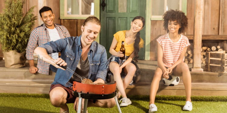 Como fazer um churrasco para os amigos gastando pouco! Veja as dicas
