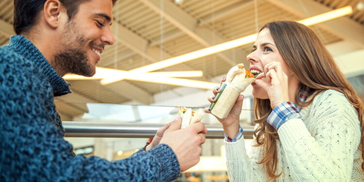 Como comer fora sem gastar muito! Dicas para economizar nos restaurantes