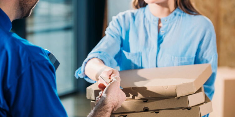 Viciado em delivery? 5 truques para reduzir esse gasto no orçamento