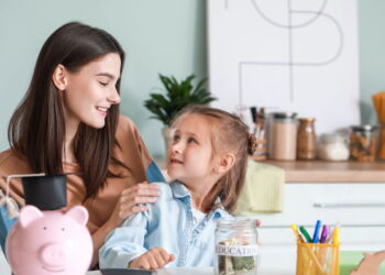 Como ensinar crianças sobre dinheiro de forma divertida! Entenda