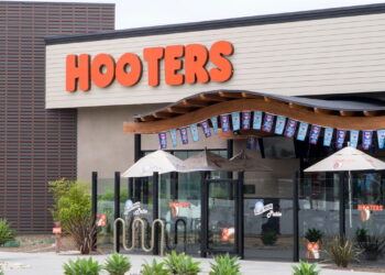 Como o Hooters se tornou uma das redes mais polêmicas e famosas do mundo!
