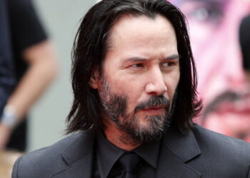 Keanu Reeves acumula fortuna bilionária e segue como ícone de Hollywood