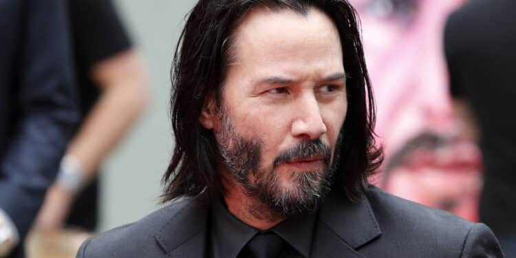 Keanu Reeves acumula fortuna bilionária e segue como ícone de Hollywood