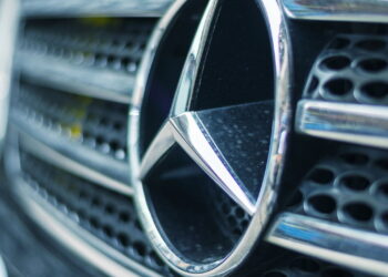 O fim da rivalidade? Mercedes negocia usar motores da BMW em seus carros