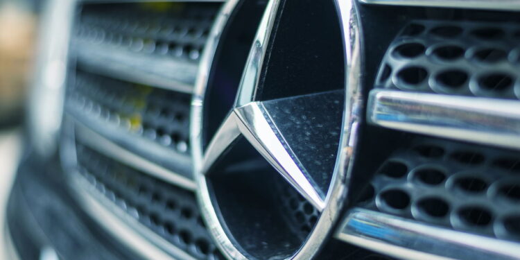 O fim da rivalidade? Mercedes negocia usar motores da BMW em seus carros