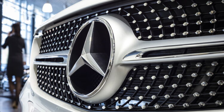 O fim da rivalidade? Mercedes negocia usar motores da BMW em seus carros