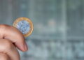 Confira o cofrinho! Moedas de R$ 1 podem render um bom dinheiro extra