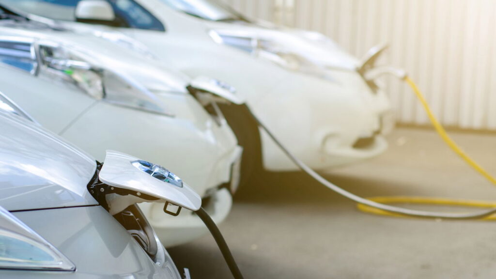 Estudo polêmico sugere o uso de máscaras ao carregar carros elétricos!