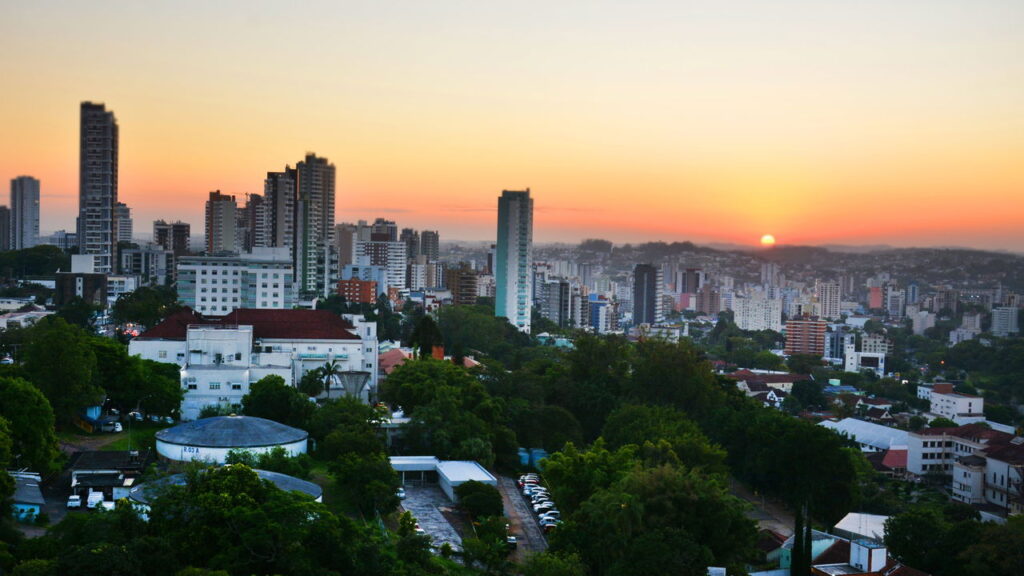 Tem cidade onde a indústria não para, a rua é segura e o aluguel não assusta