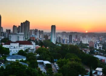 Tem cidade onde a indústria não para, a rua é segura e o aluguel não assusta