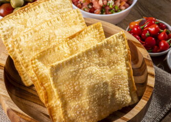 A história do pastel de feira: o salgado que não é brasileiro como você pensa!