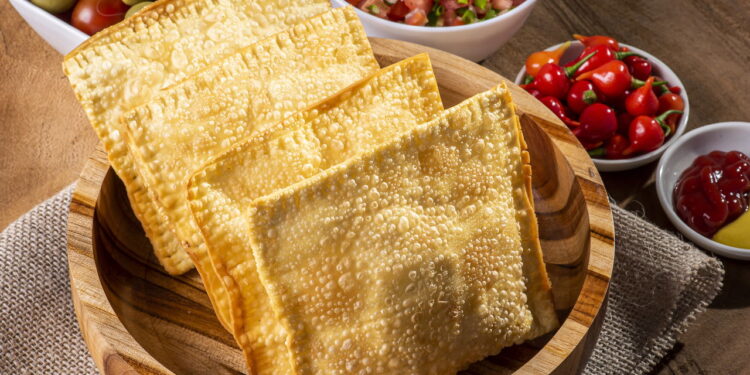 A história do pastel de feira: o salgado que não é brasileiro como você pensa!