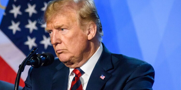 Pesquisa aponta quem são os responsáveis pelo tarifaço de Trump contra o Brasil