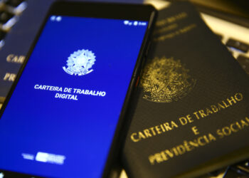 Caged registra 130 mil vagas formais, mas desaceleração preocupa especialistas