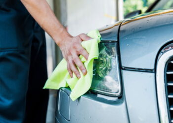 Aprenda a limpar o carro em casa e deixá-lo com brilho de loja