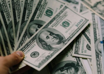 Empresas respiram com alívio no dólar, mas cenário segue incerto